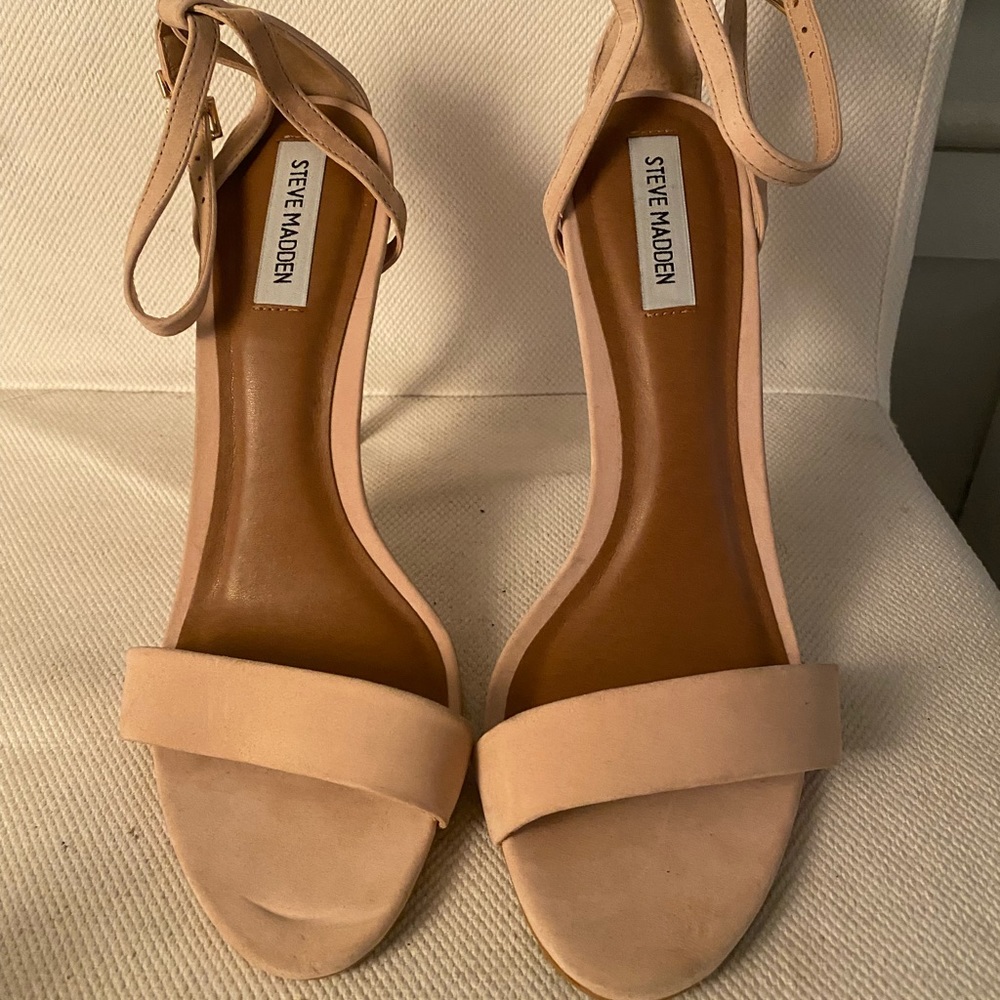 Nude single strap heel